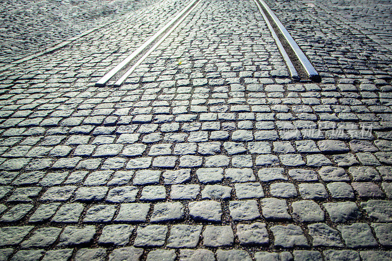 用鹅卵石铺砌的道路，有铁轨的起点-道路的起点/终点。